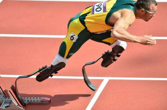 le-sud-africain-oscar-pistorius-premier-athlete-double-ampute-de-l-histoire-des-jo-prend-le-depart-du-400-m-aux-jeux-de-londres-le-4-aout-2012.jpg